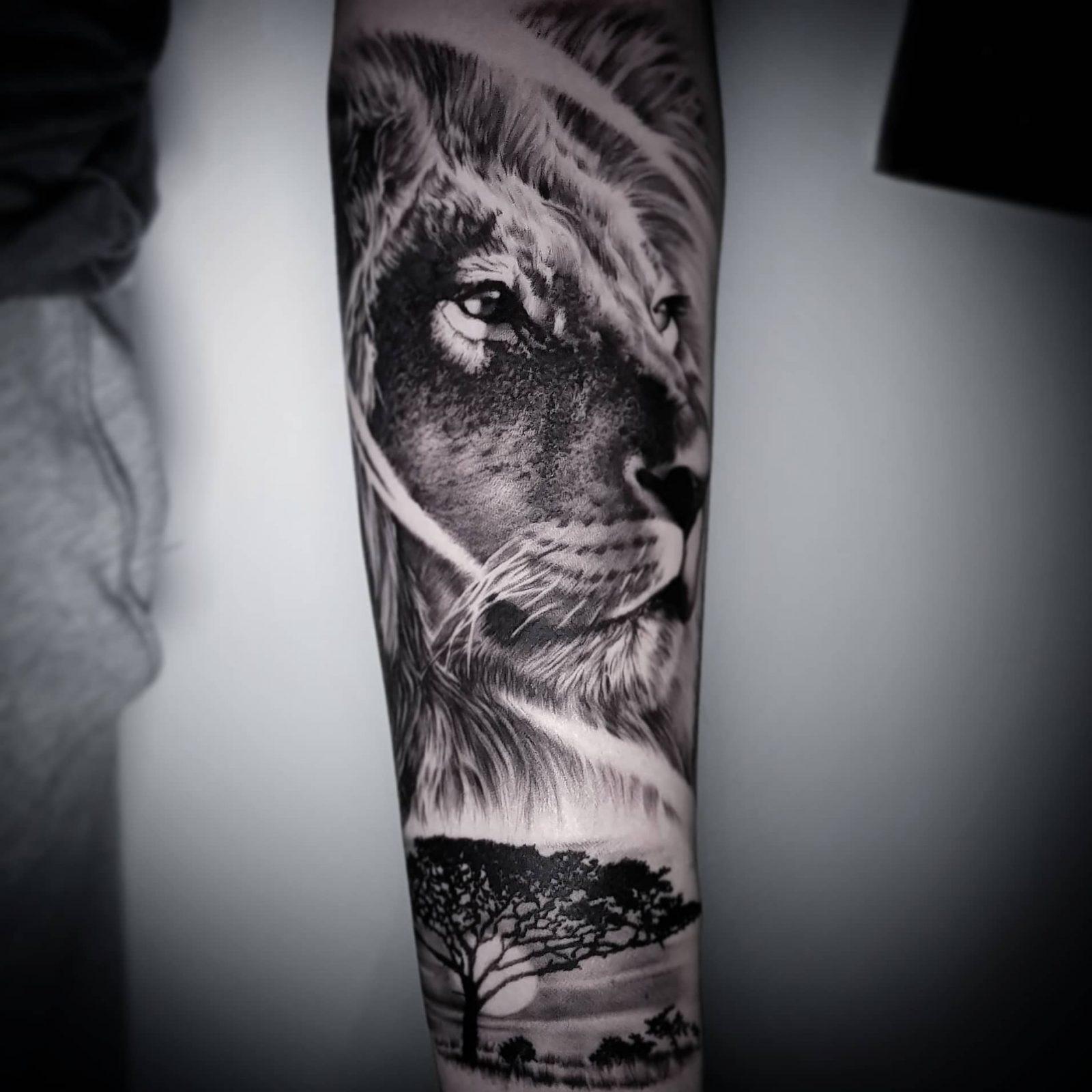 3d Realistic Tattoo Löwe auf Unterarm mit Savanne