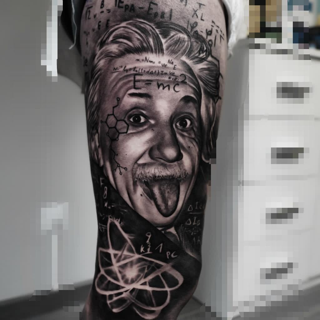 Albert Einstein mit Formeln auf Bein Tattoo