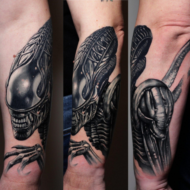 Alien auf Arm Color Tattoo