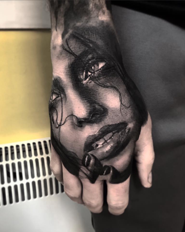 Frau auf Hand Black and Grey Tattoo