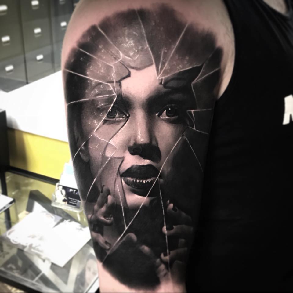 Frau mit Glasscherben auf Oberarm Tattoo