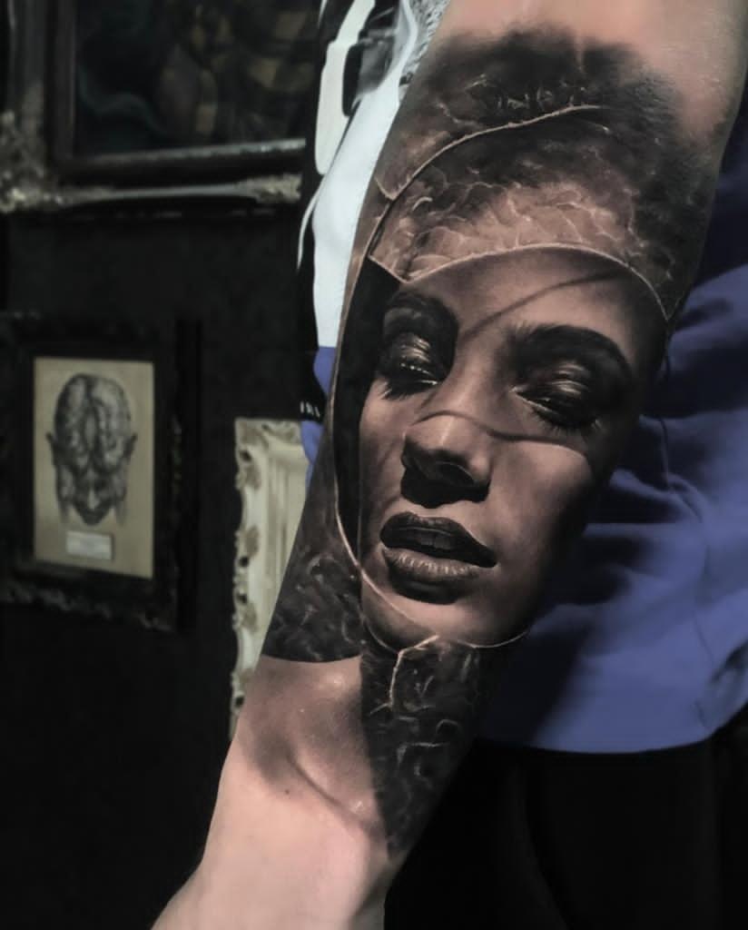 Frau mit Rauch und Wasser auf Unterarm Tattoo