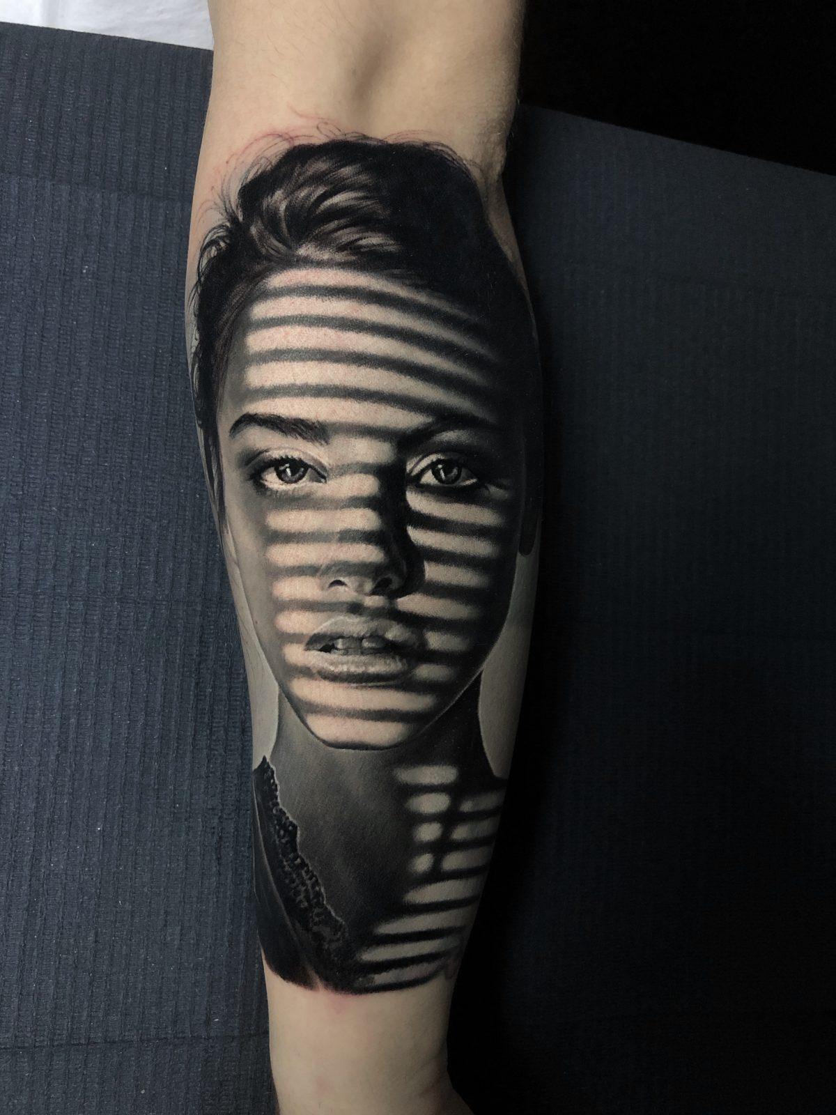 Frau mit Schatten im Gesicht Tattoo