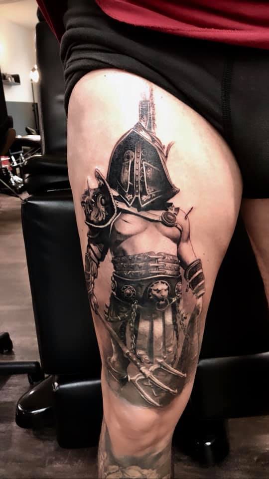 Gladiator auf Bein Black and Grey Tattoo