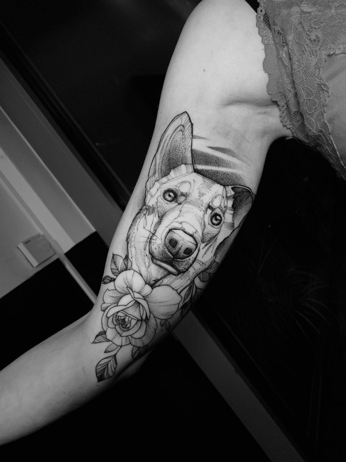 Hund mit Rose Linework Tattoo