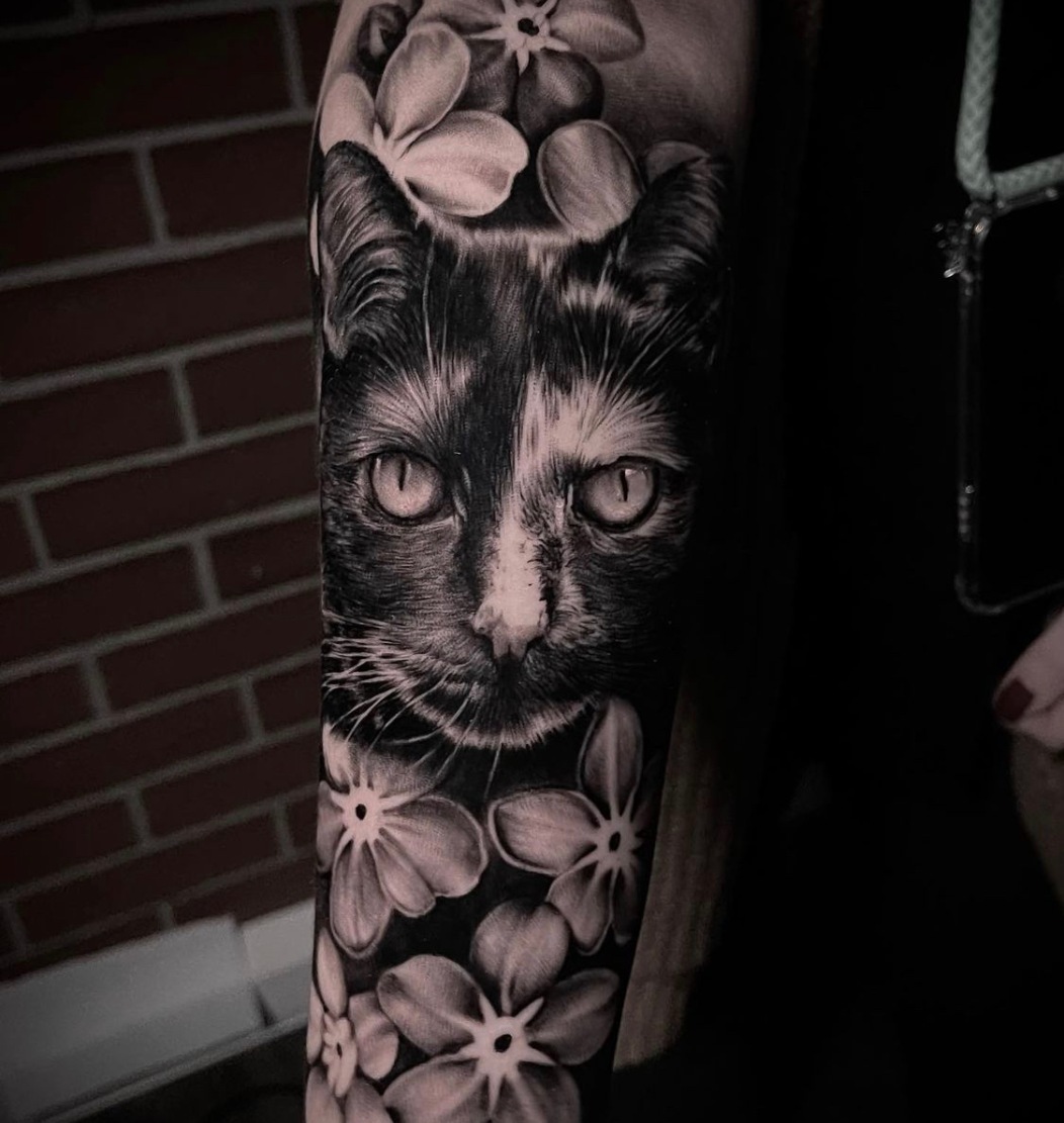 Katze mit Blumen Black and Grey Tattoo