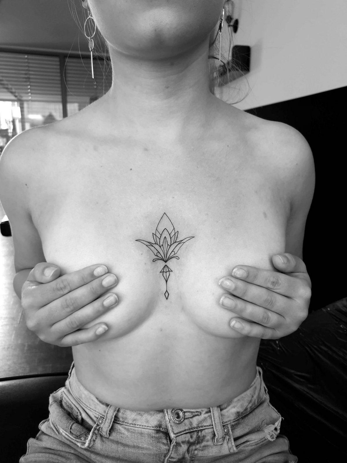 Linework-Dotwork-Tattoo-Mandala-auf-Brust