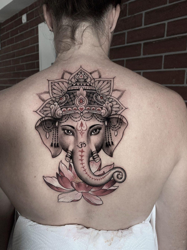 Linework Dotwork Tattoo Rücken Elefant