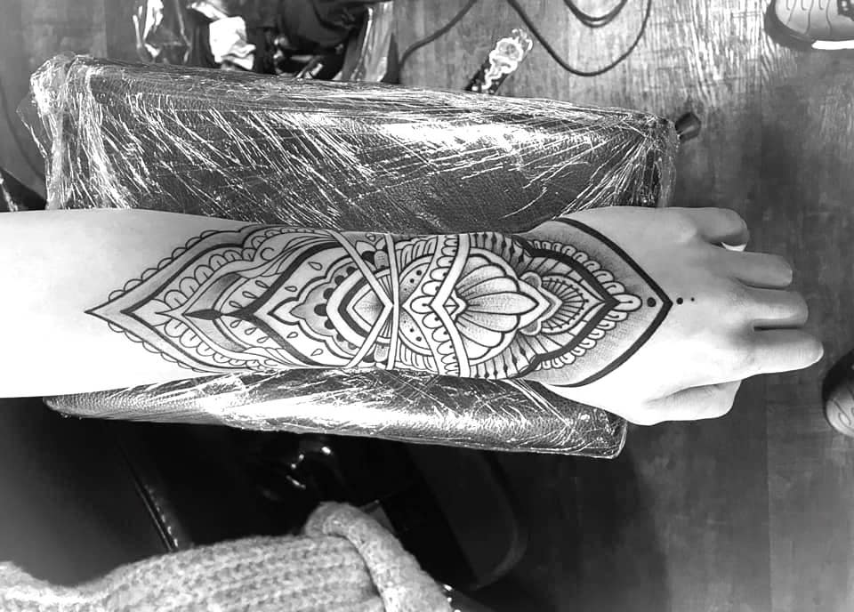 Linework Dotwork Tattoo Unterarm Mandala