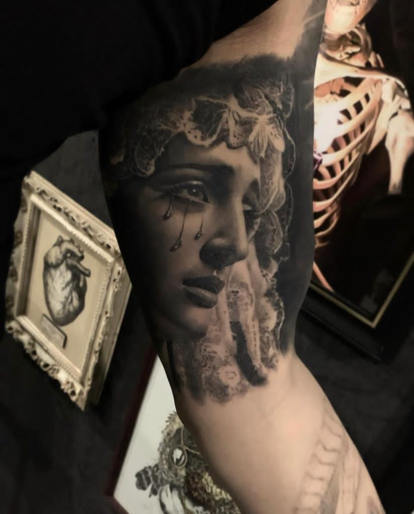 Madonna weint Oberarm Tattoo
