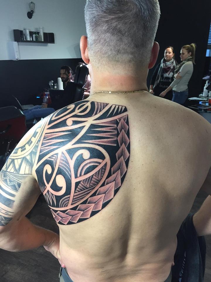 Maori Tattoo Rücken und Schulter