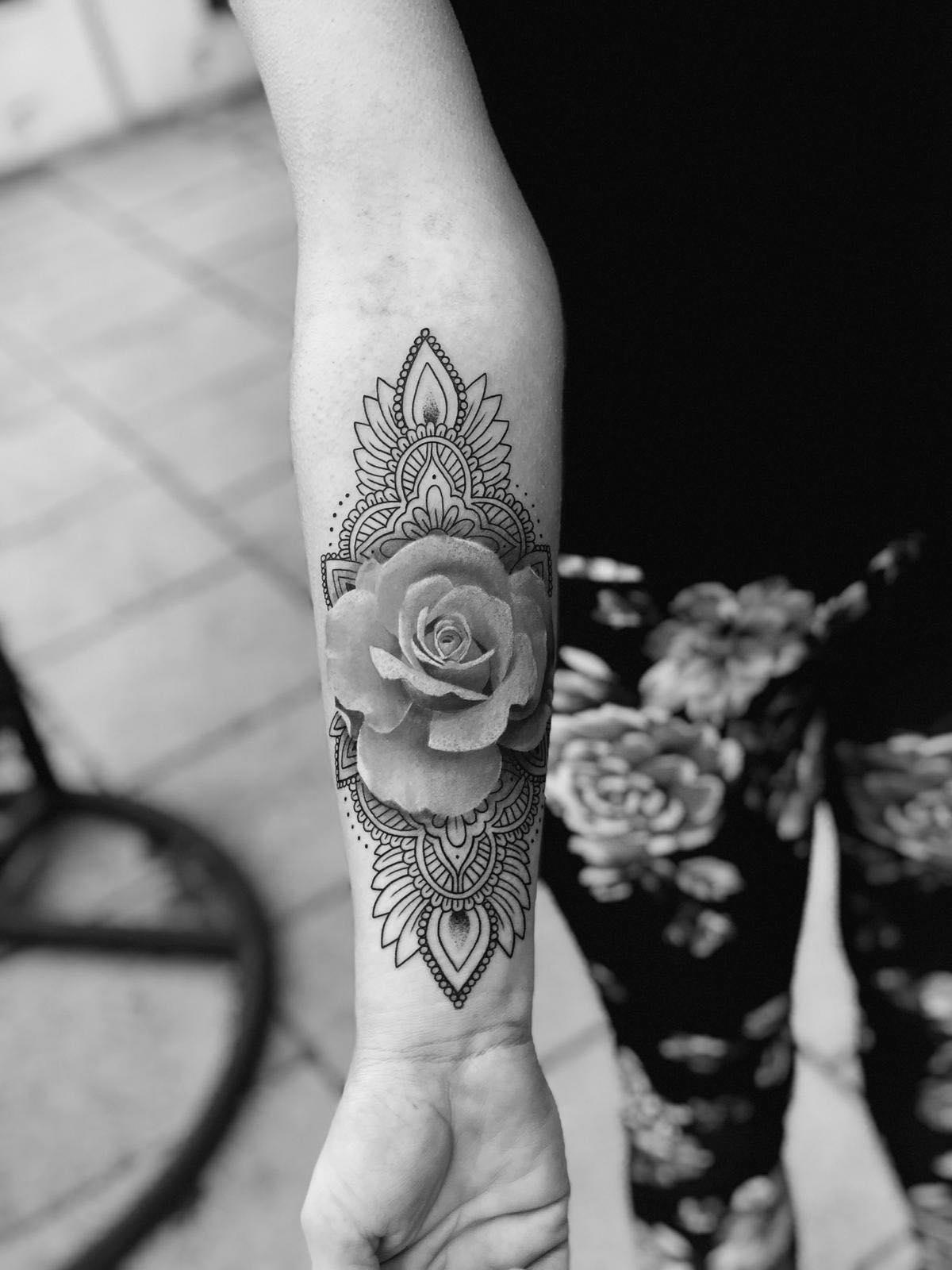 Rose und Mandala Black and Grey Tattoo