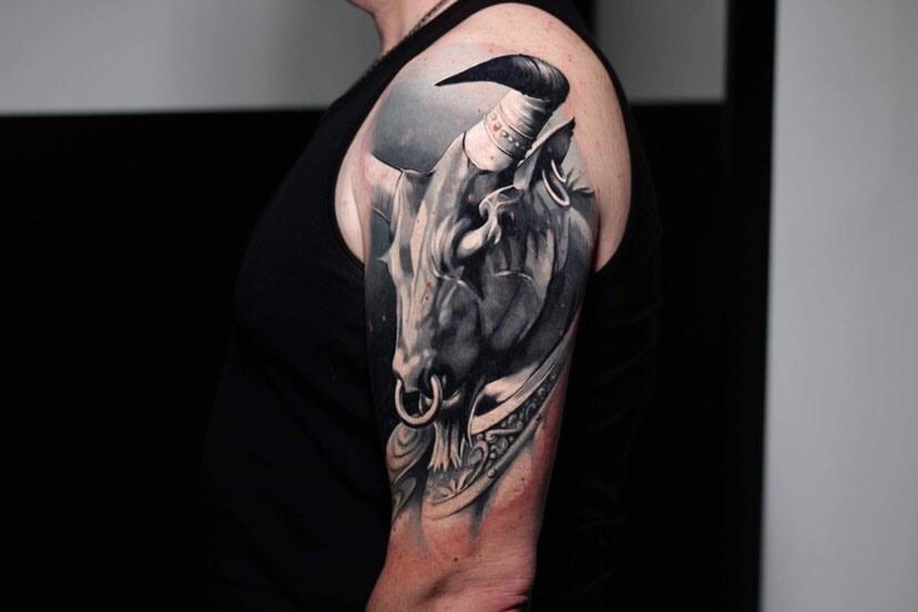 Stier auf Oberarm Black and Grey Tattoo