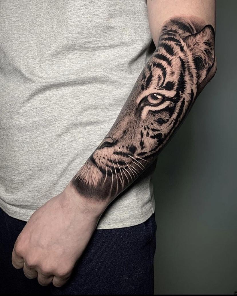 Tiger auf Unterarm Black and Grey Tattoo