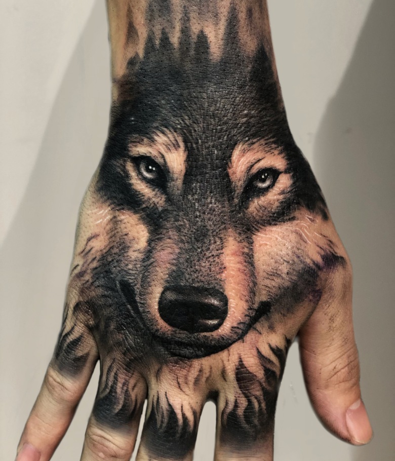 black-and-grey-hund-auf-hand-tattoo