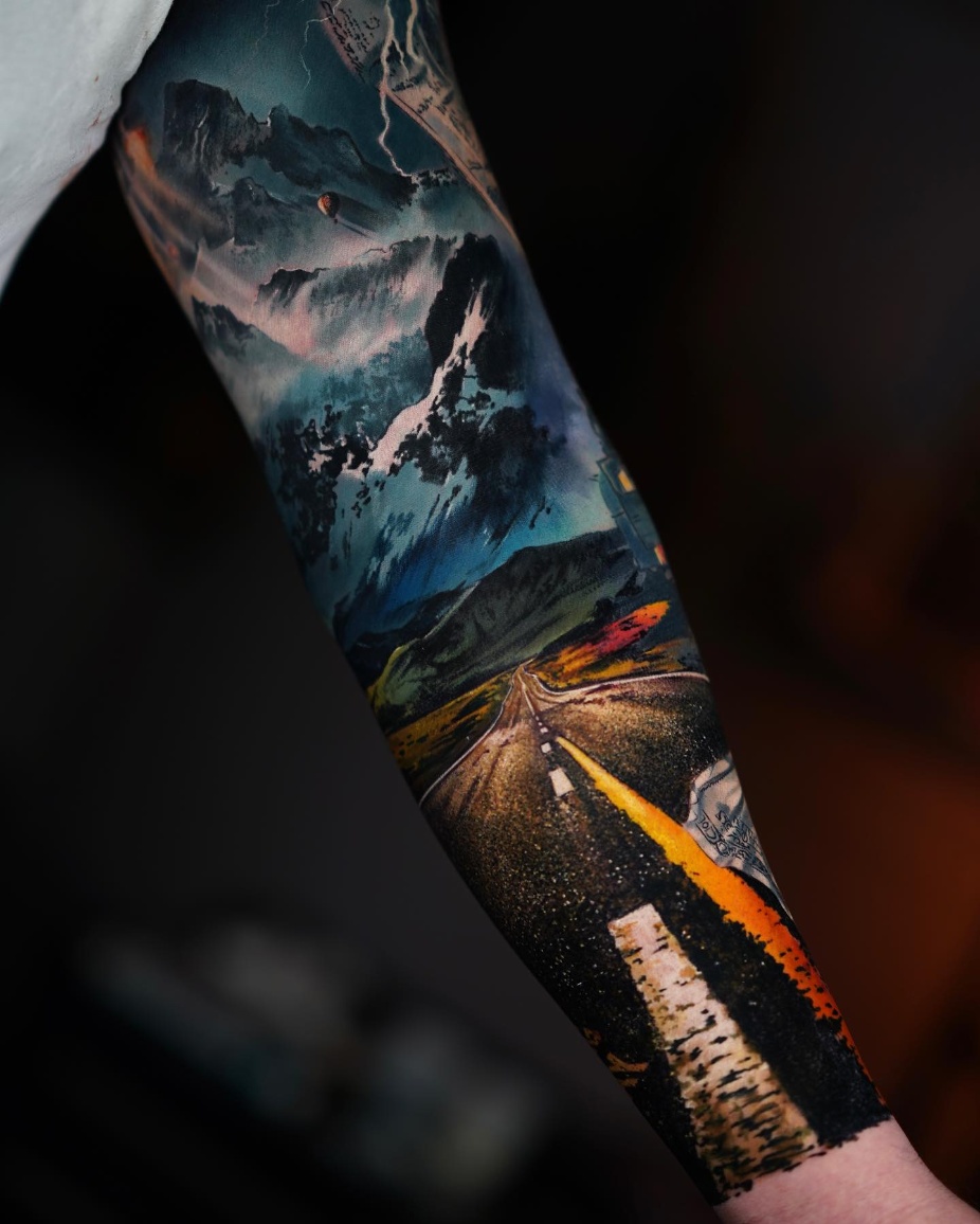 color-tattoo-straße-mit-bergen