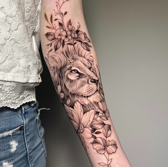 loewe-pflanze-abstrakt-tattoo