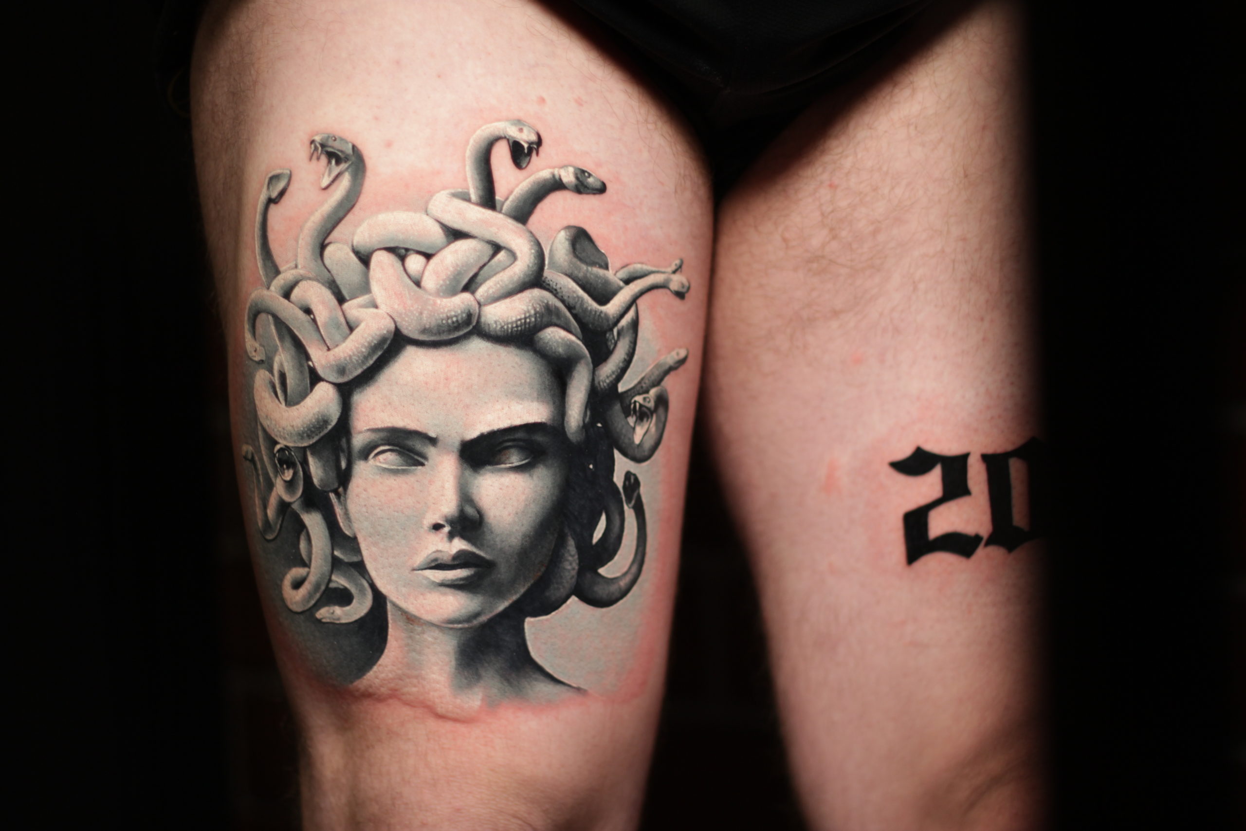 medusa-kopf-auf-bein-tattoo