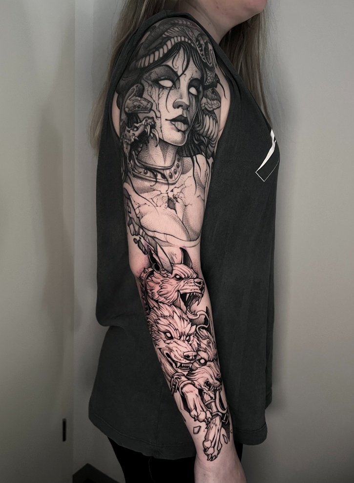 medusa-wolfs-black-and-grey-tattoo