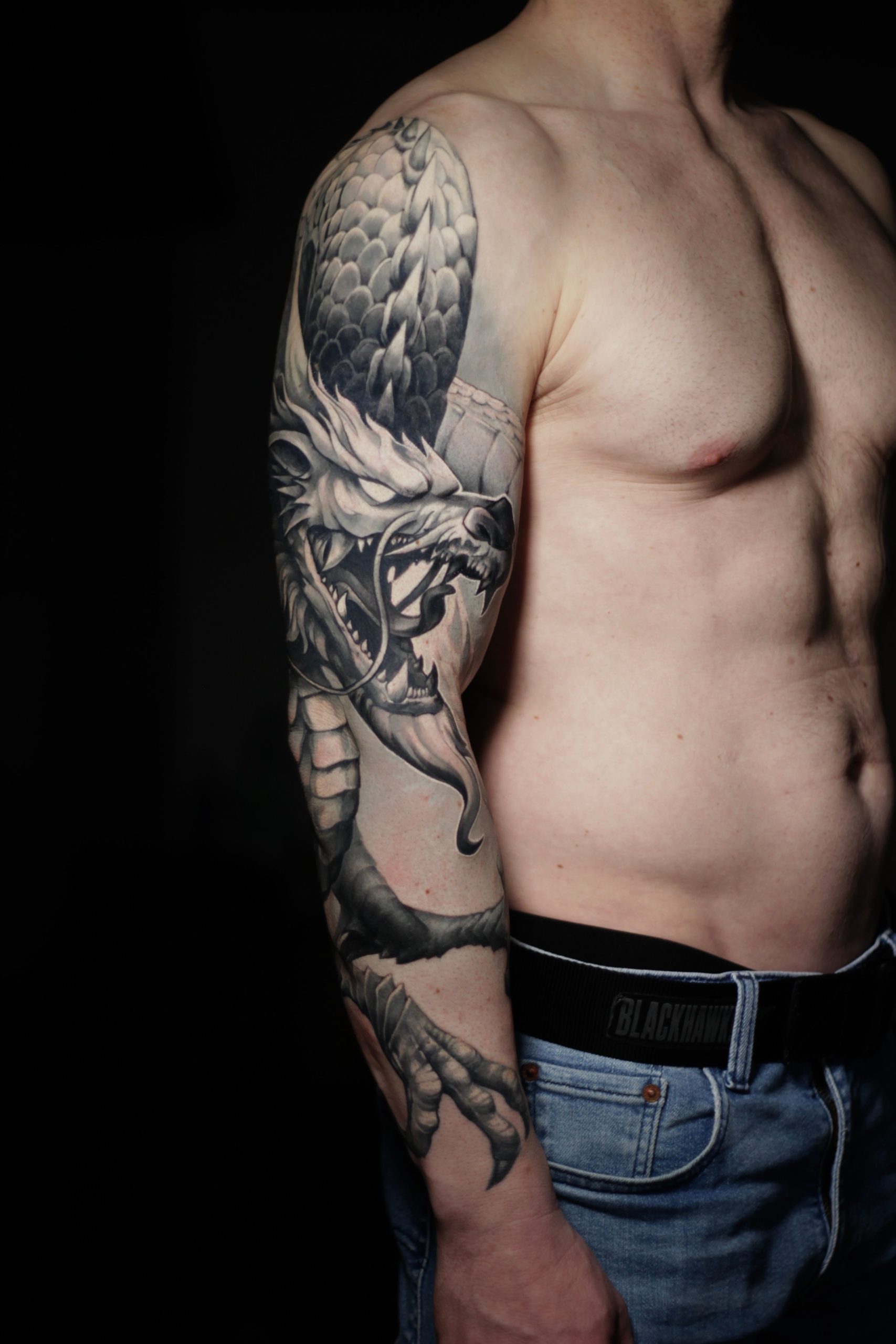 oberarm-drachen-black-and-grey-tattoo-3