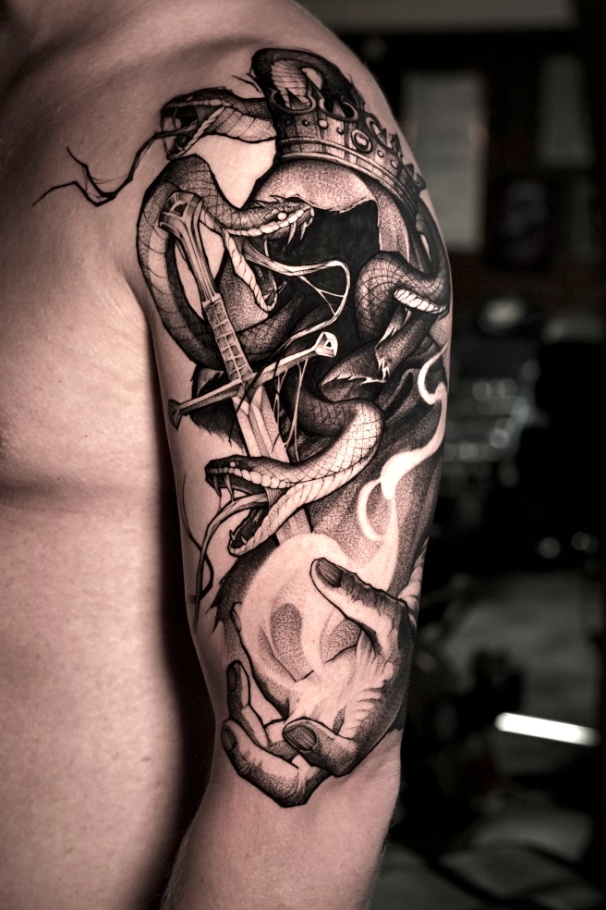 schlange-mit-hand-tattoo