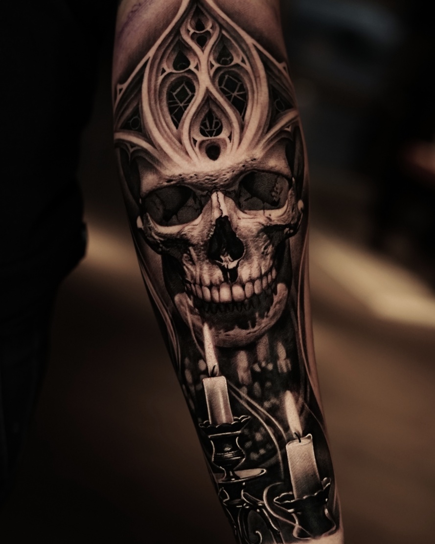 totenkopf-black-and-grey-unterarm-tattoo