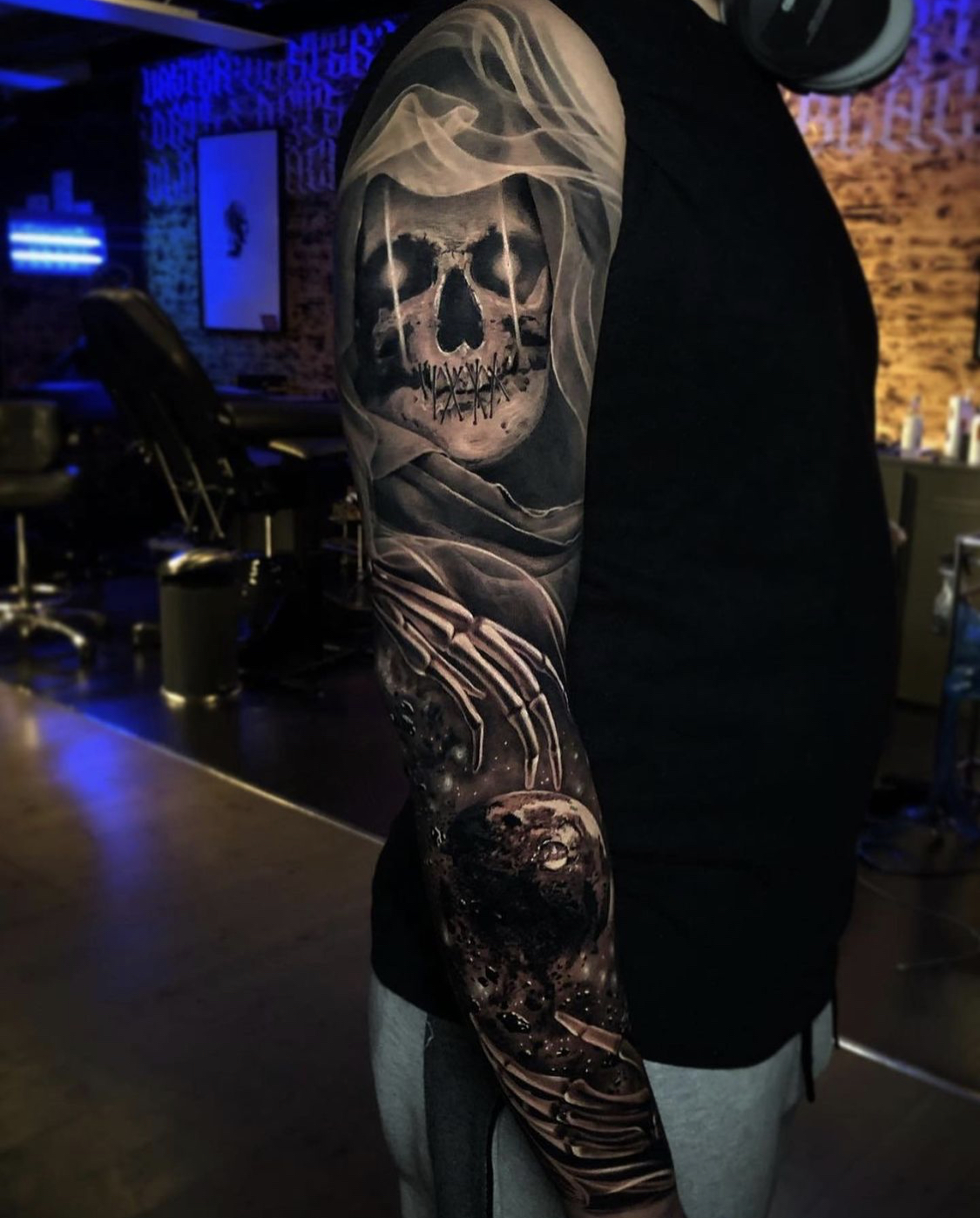 totenkopf-mit-augenstrahl-tattoo
