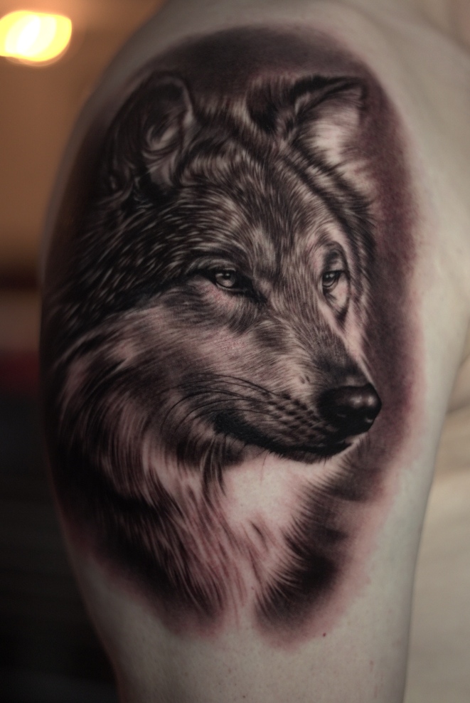 wolfs-oberarm-tattoo